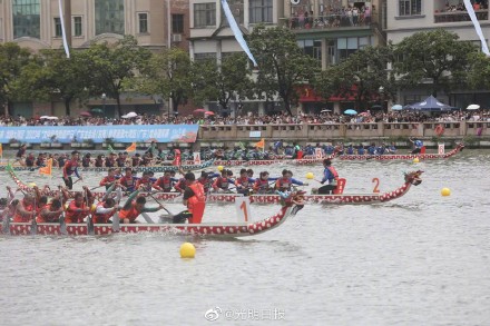 大湾区18支龙舟队在东莞同江竞渡