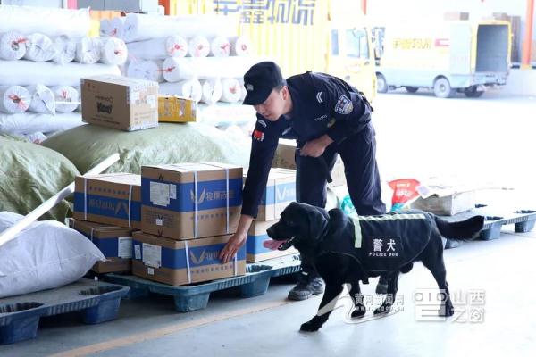 警犬出动！太原公安开展物流缉毒专项行动（图）