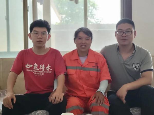 考场外的这对母子感动全网!比“旗袍妈妈”更美... 考场外的这对母子感动全网!比“旗袍妈妈”更美...
