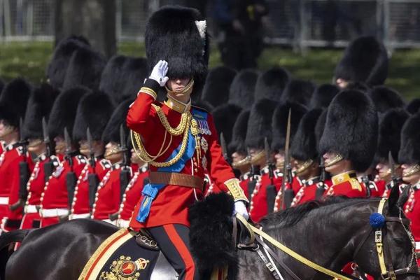 英国皇家阅兵仪式彩排，多名士兵因高温晕倒