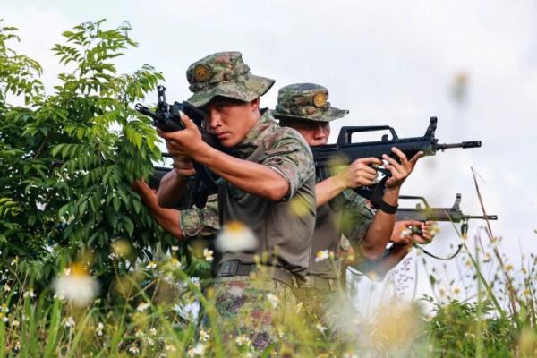 21式“蛙服”,他们换上了 21式“蛙服”,他们换上了