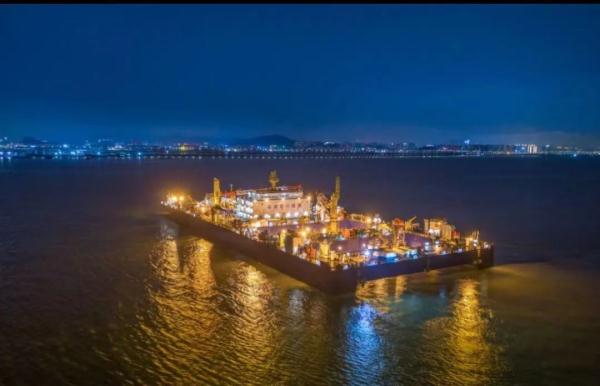 历时5年，深中通道海底隧道在40米海底下合龙！