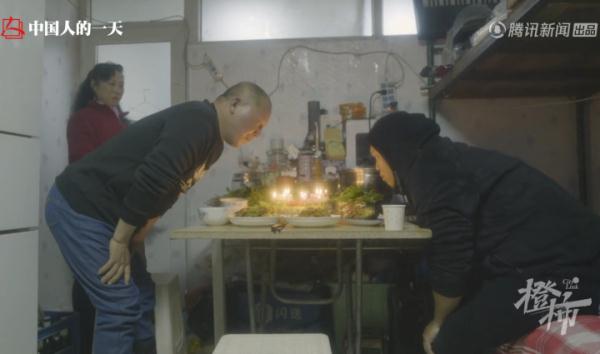 送外卖供儿子念完大学,结果父子只能当同事?这张父子照火遍全网 送外卖供儿子念完大学,结果父子只能当同事?这张父子照火遍全网