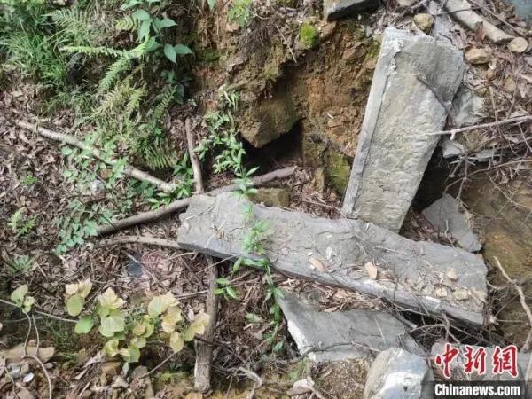 真嚣张!盗墓贼盗得龙袍,竟穿着拍照炫耀.. 真嚣张!盗墓贼盗得龙袍,竟穿着拍照炫耀..