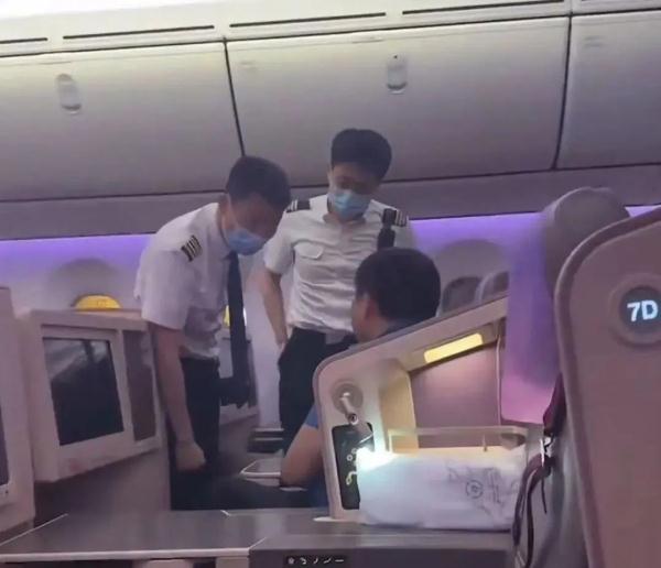 男子不满航班延误大闹客舱，“机闹”会面临什么？多方解读——