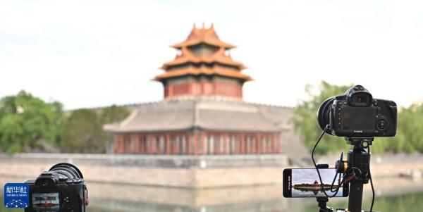 雨后故宫角楼引游人 雨后故宫角楼引游人