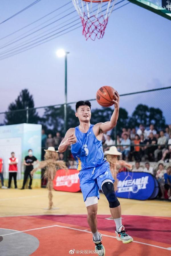 乡村三人篮球挑战赛火热开赛！技巧挑战障碍物是稻草人