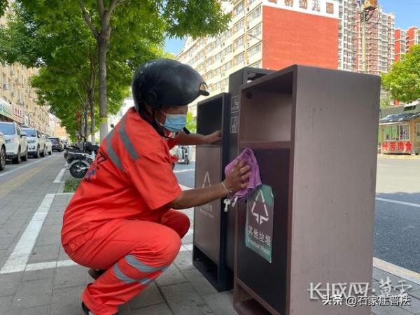 环卫工母亲考场外与儿子相拥感动全网，背后还有这样的故事