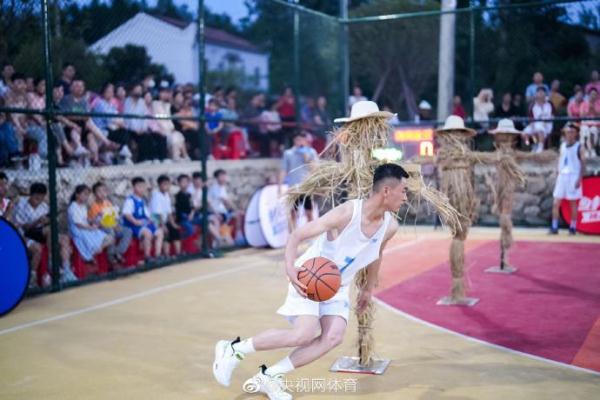 乡村三人篮球挑战赛火热开赛！技巧挑战障碍物是稻草人