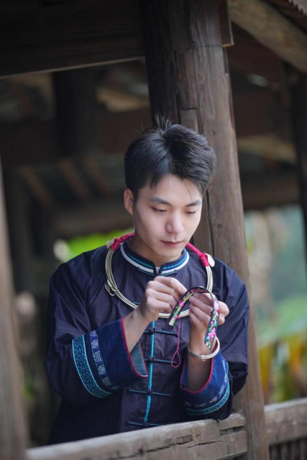 没见过针线活好的男孩子?哩尢,太酷啦! 没见过针线活好的男孩子?哩尢,太酷啦!