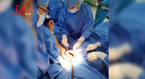 胆小勿点！一男子高空坠落，钢筋贯穿身体！