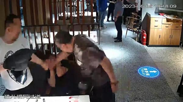 男子用烧烤签子猛扎同桌食客,警方通报 男子用烧烤签子猛扎同桌食客,警方通报
