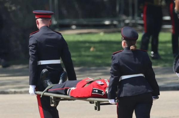 英国皇家阅兵仪式彩排，多名士兵因高温晕倒