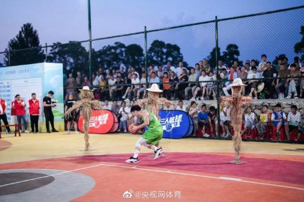 乡村三人篮球挑战赛火热开赛！技巧挑战障碍物是稻草人