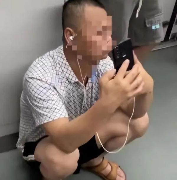 父亲未偷拍仍遭女子曝光，儿子：希望她公开道歉