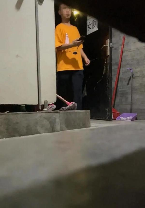 男子进女厕所偷拍反被拍!广州番禺公安通报 男子进女厕所偷拍反被拍!广州番禺公安通报