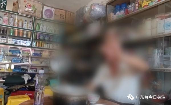 广东一学校门口有人摆摊卖烟，女子拍照被砸坏手机