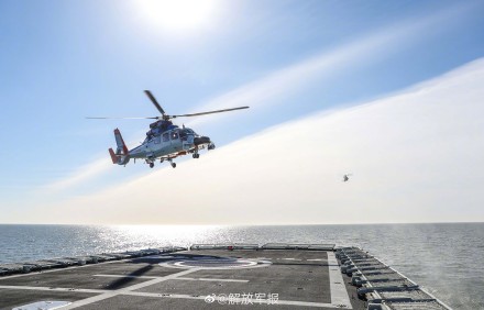 精准操作！舰载直升机平稳着舰