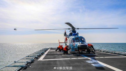 精准操作！舰载直升机平稳着舰