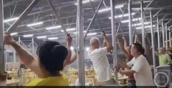 宜昌一餐馆老板连人带棚被大风吹飞摔落房顶