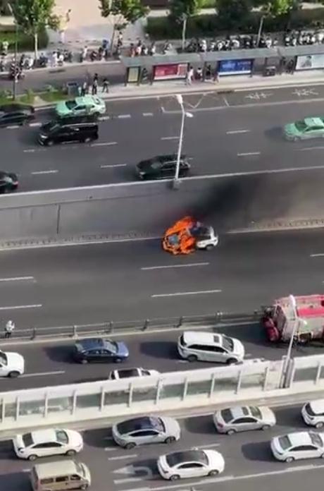 突发!合肥南二环下穿桥处一车辆失火! 突发!合肥南二环下穿桥处一车辆失火!