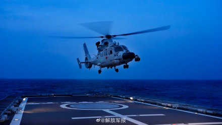 精准操作！舰载直升机平稳着舰