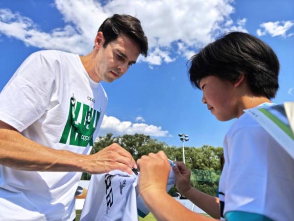 获世界球星卡卡指导!贵州这些孩子真幸运 获世界球星卡卡指导!贵州这些孩子真幸运