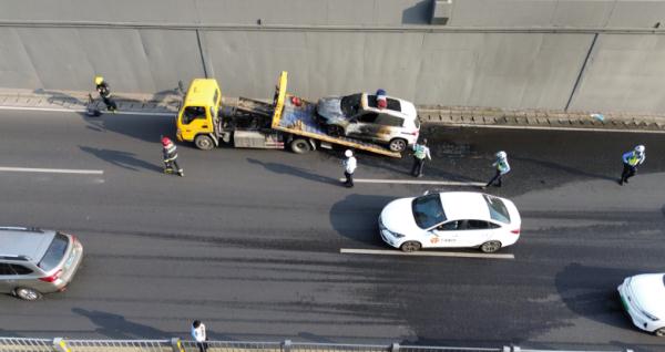 突发!合肥南二环下穿桥处一车辆失火! 突发!合肥南二环下穿桥处一车辆失火!