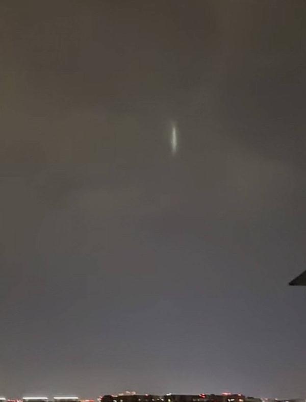 成都天空出现“不明发光体” 科普博主：或为“暖夜灯柱”