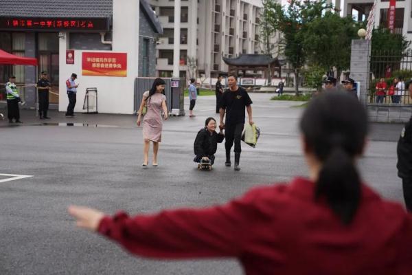 倡导文明交通的女孩，今年坐着滑板车参加高考！她的故事让人泪目…