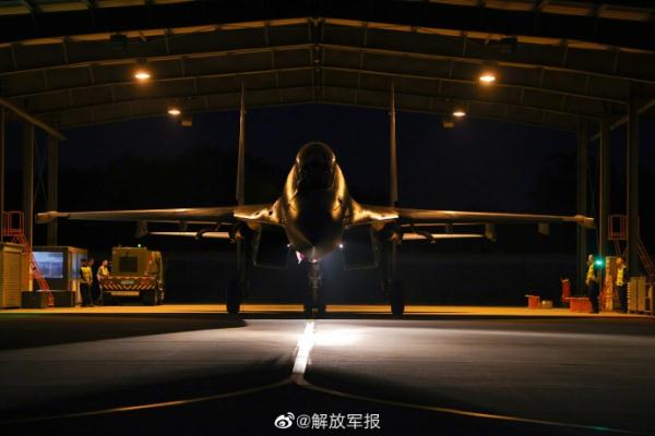 东部战区空军航空兵某旅组织跨昼夜飞行训练