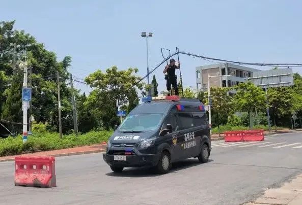 你在烈日下撑起电缆的样子，真帅！