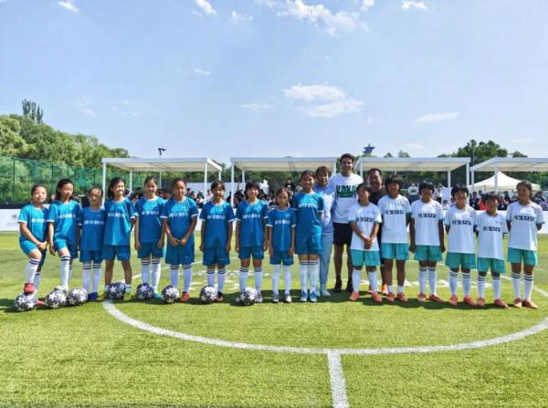 获世界球星卡卡指导!贵州这些孩子真幸运 获世界球星卡卡指导!贵州这些孩子真幸运