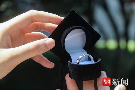 浪漫毕业季!班主任为毕业生定制学号戒指 浪漫毕业季!班主任为毕业生定制学号戒指