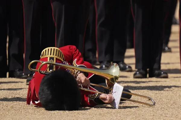 英国皇家阅兵仪式彩排 多名士兵热晕