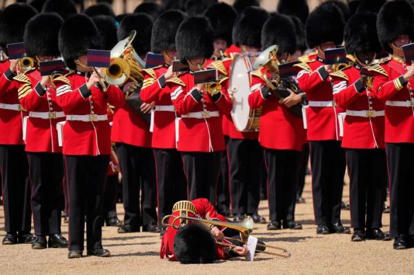 英国皇家阅兵仪式彩排 多名士兵热晕