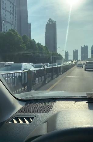 突发!合肥南二环下穿桥处一车辆失火! 突发!合肥南二环下穿桥处一车辆失火!