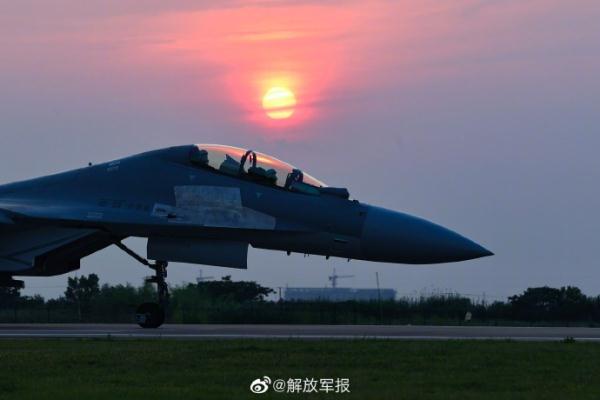东部战区空军航空兵某旅组织跨昼夜飞行训练