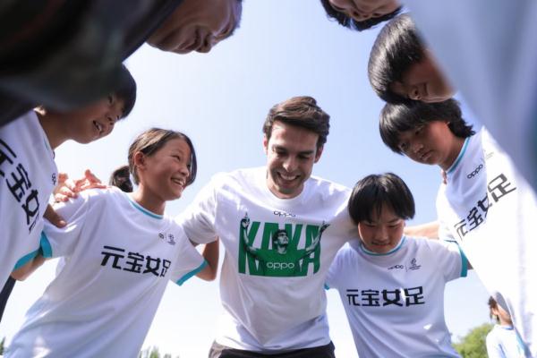 获世界球星卡卡指导!贵州这些孩子真幸运 获世界球星卡卡指导!贵州这些孩子真幸运