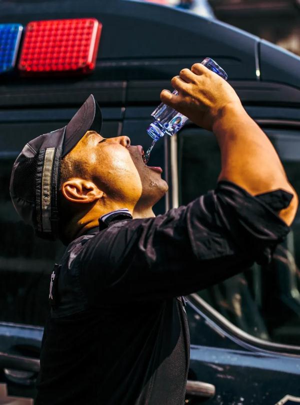 你在烈日下撑起电缆的样子，真帅！