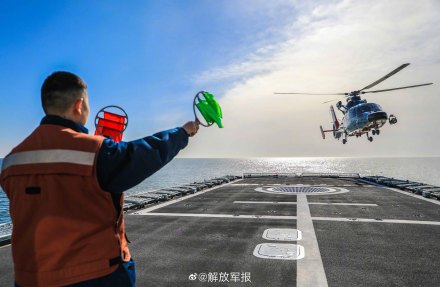 精准操作！舰载直升机平稳着舰