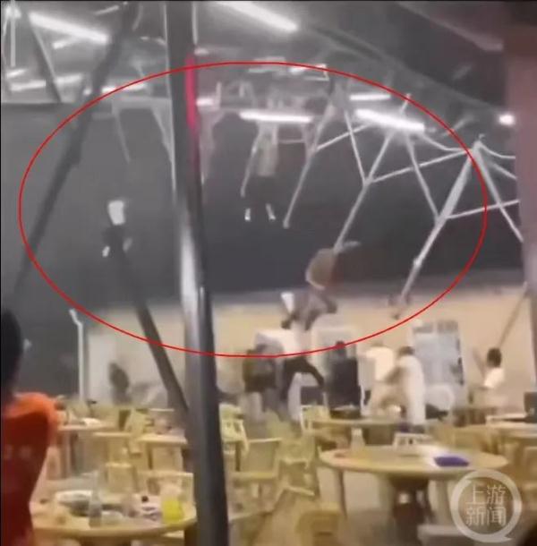 宜昌一餐馆老板连人带棚被大风吹飞摔落房顶