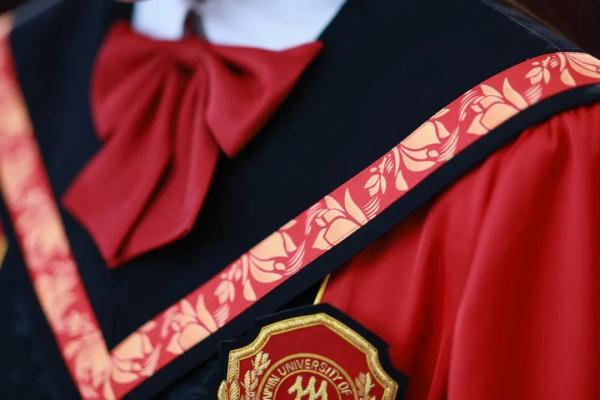 高校新版专属学位服惊艳亮相！免费使用！