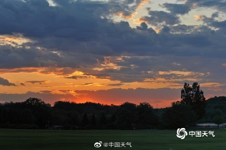 收下今日份小美好 北京天空现梦幻云隙光晚霞