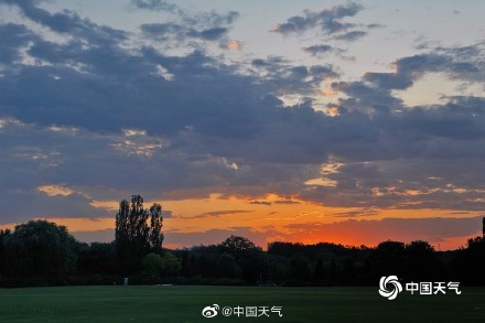 收下今日份小美好 北京天空现梦幻云隙光晚霞