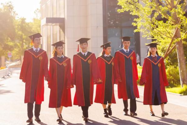 全新亮相！这所高校新版学位服太惊艳了