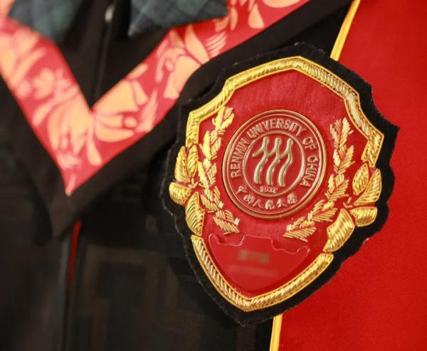 高校新版专属学位服惊艳亮相！免费使用！