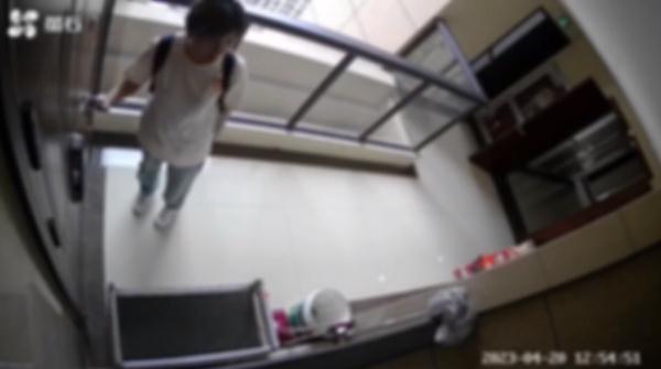 杭州业主晒出门口监控,小心这些人!很多小区都出现过 杭州业主晒出门口监控,小心这些人!很多小区都出现过