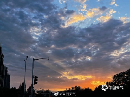 收下今日份小美好 北京天空现梦幻云隙光晚霞