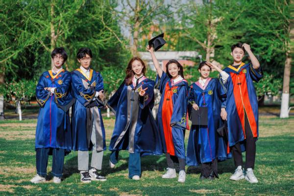 高校新版专属学位服惊艳亮相！免费使用！